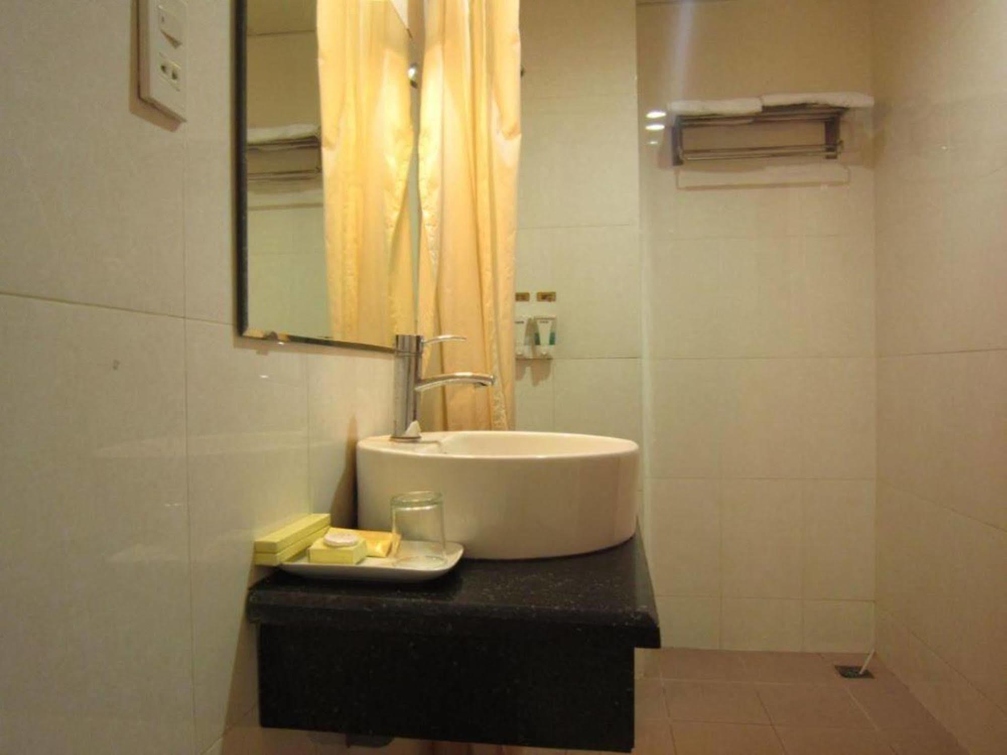 Reddoorz Ruby Star Hotel Truong Dinh Ho Chi Minh City Exterior photo