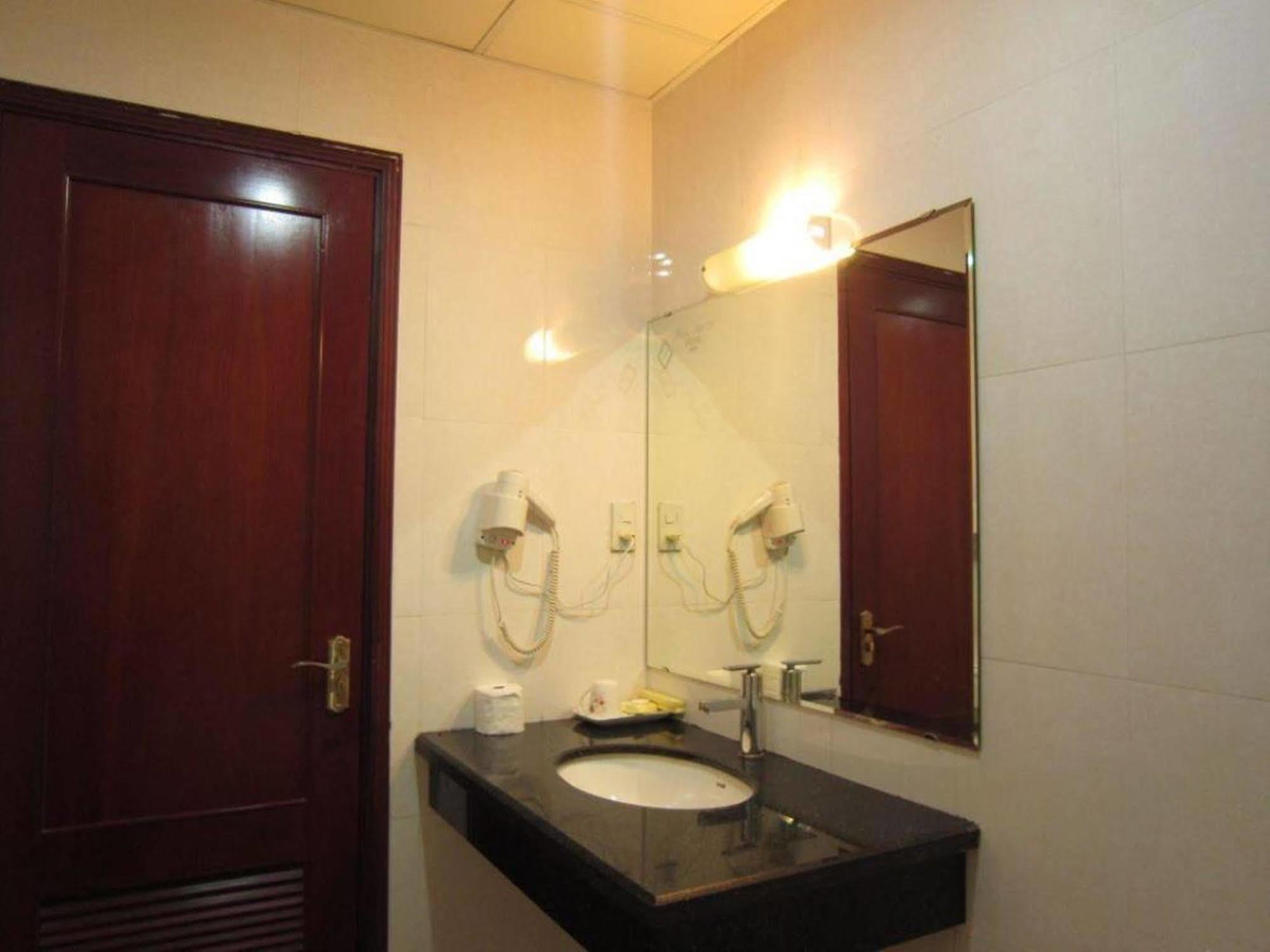 Reddoorz Ruby Star Hotel Truong Dinh Ho Chi Minh City Exterior photo